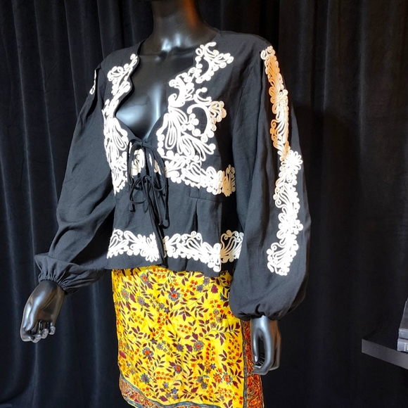 H&M BLACK WHITE EMBROIDERED BLOUSE WOMEN SIZE MEDIUM LONG SLEEVE TIE FRONT - Picture 1 of 15